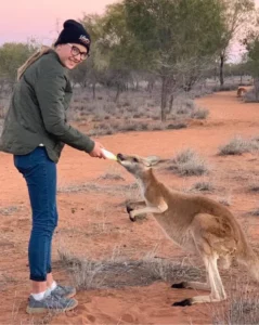Australia, canguro non riesce a smettere di abbracciare i volontari che l'hanno salvato