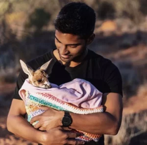 Australia, canguro non riesce a smettere di abbracciare i volontari che l'hanno salvato