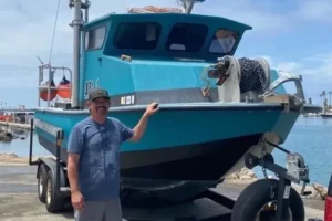 Vivace foca intrattiene pescatore californiano caduto in mare; salvo dopo cinque ore a nuoto_01